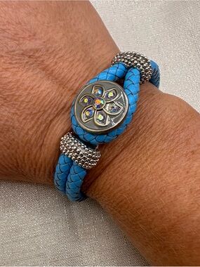 Blue Leather Noose Style Snap Button Bracelet with 2 Snap Button Charms